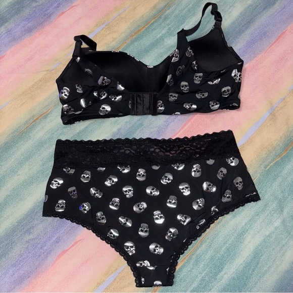 Torrid Black/White Skull Push-Up swim set women’s size 40D top , size 2 bottoms - Picture 10 of 10